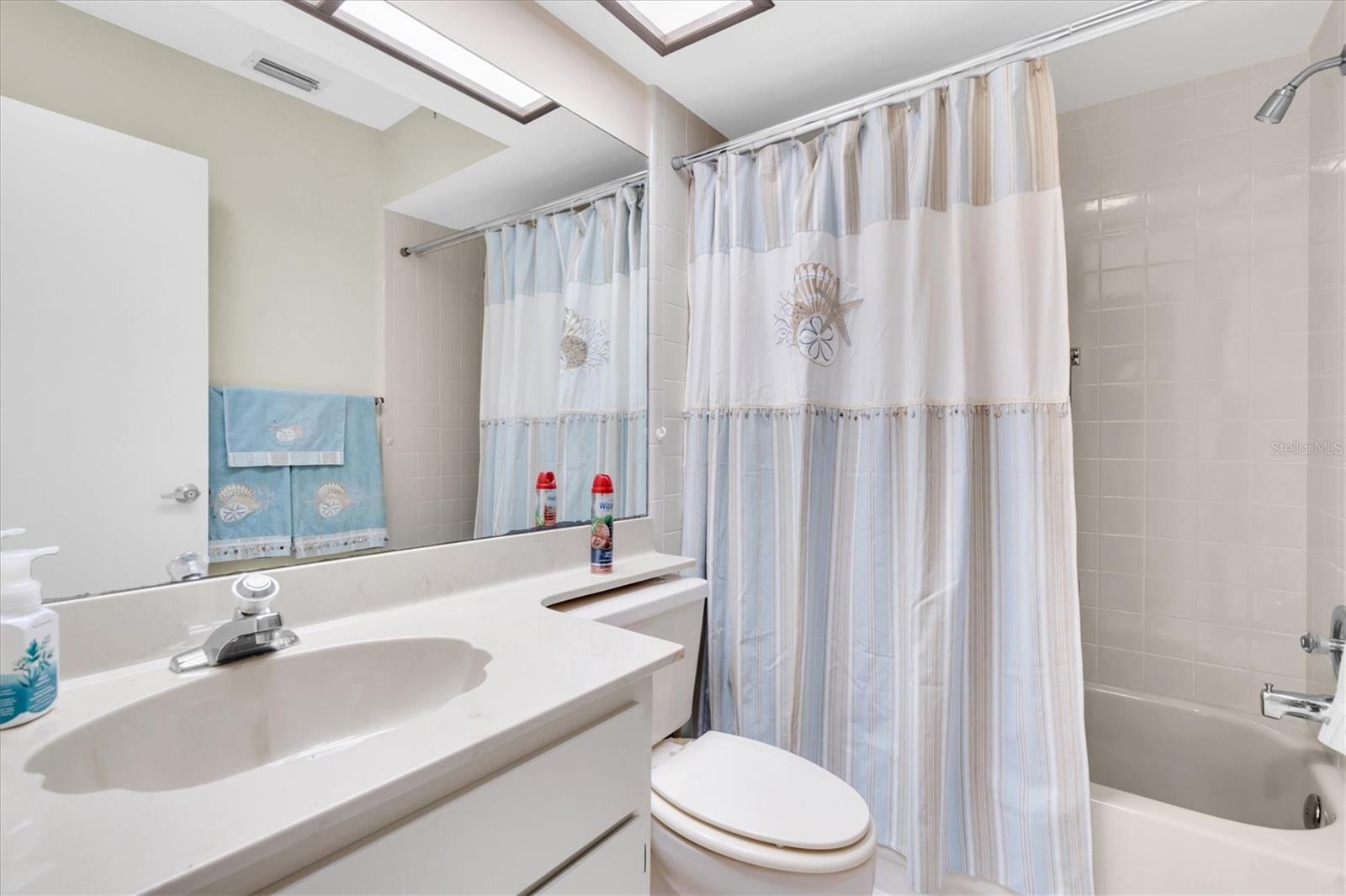 Listing photo id 17 for 9334 Whitstone Court