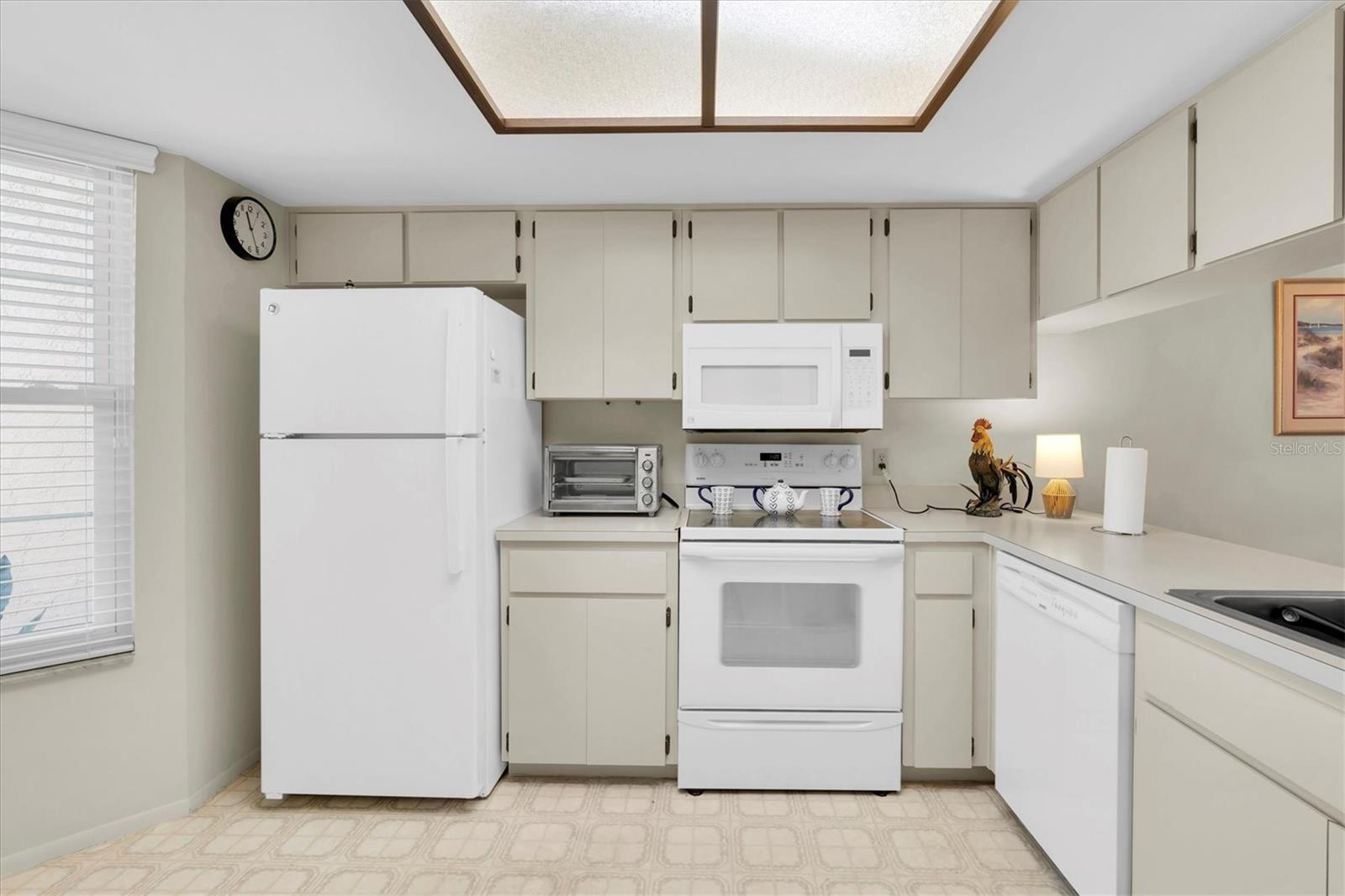 Listing photo id 5 for 9334 Whitstone Court