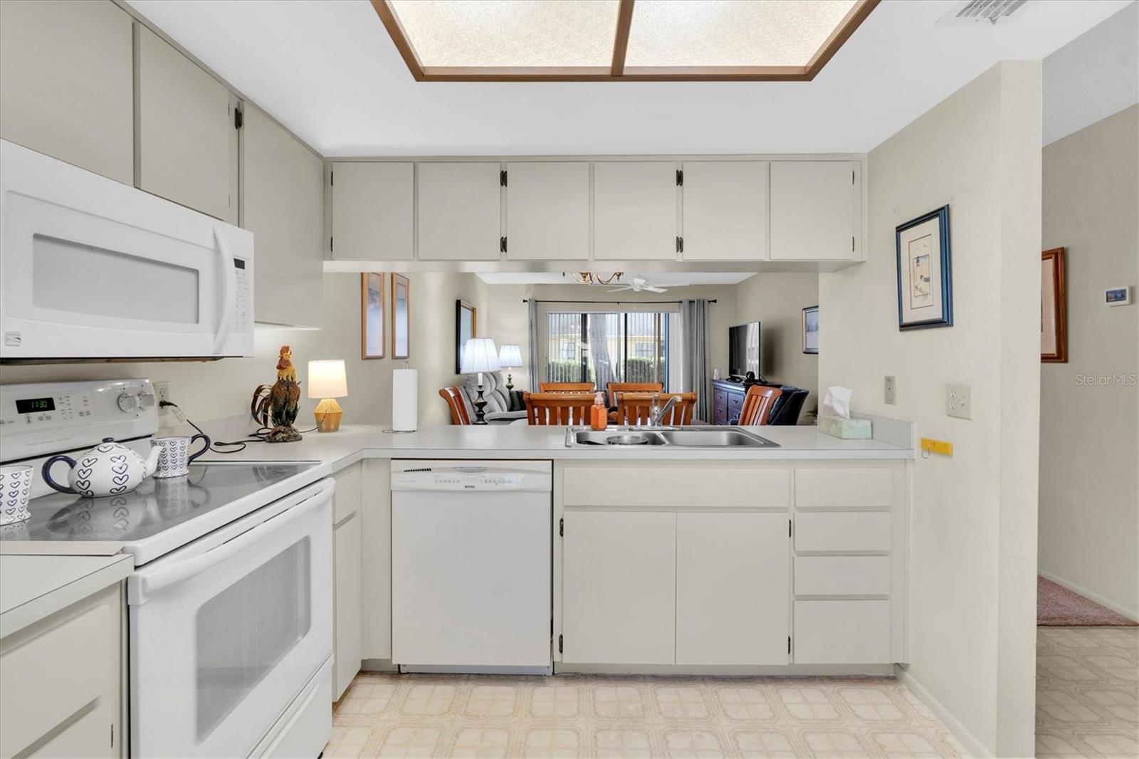 Listing photo id 6 for 9334 Whitstone Court