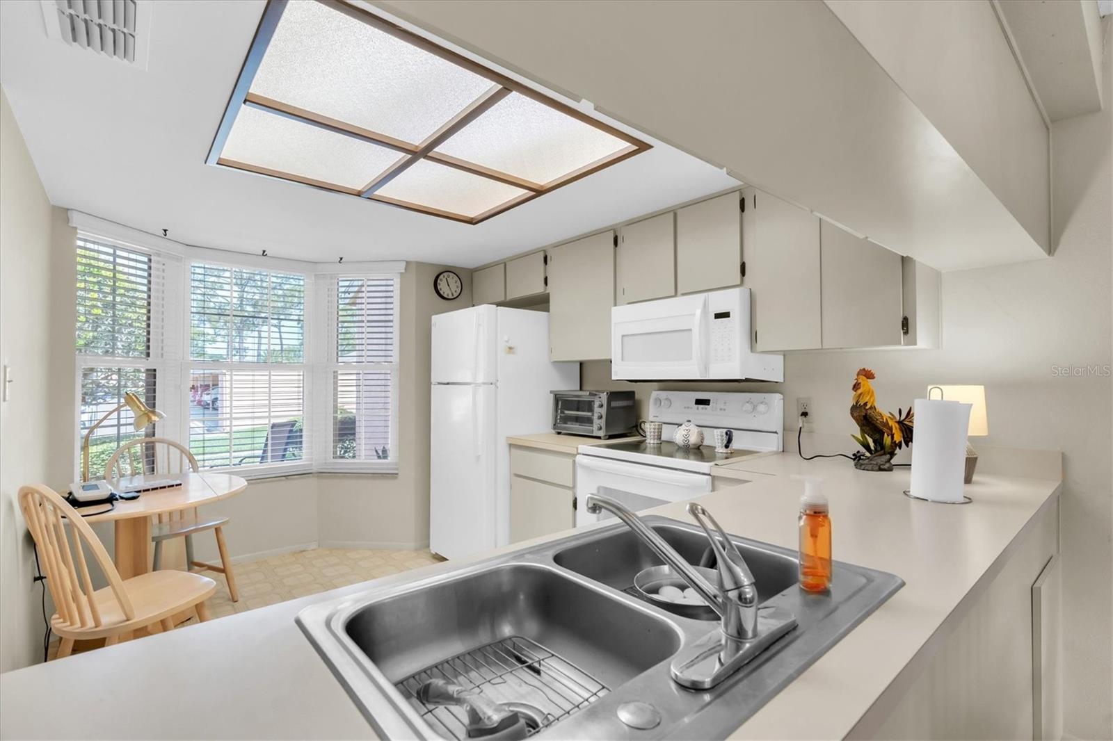 Listing photo id 7 for 9334 Whitstone Court