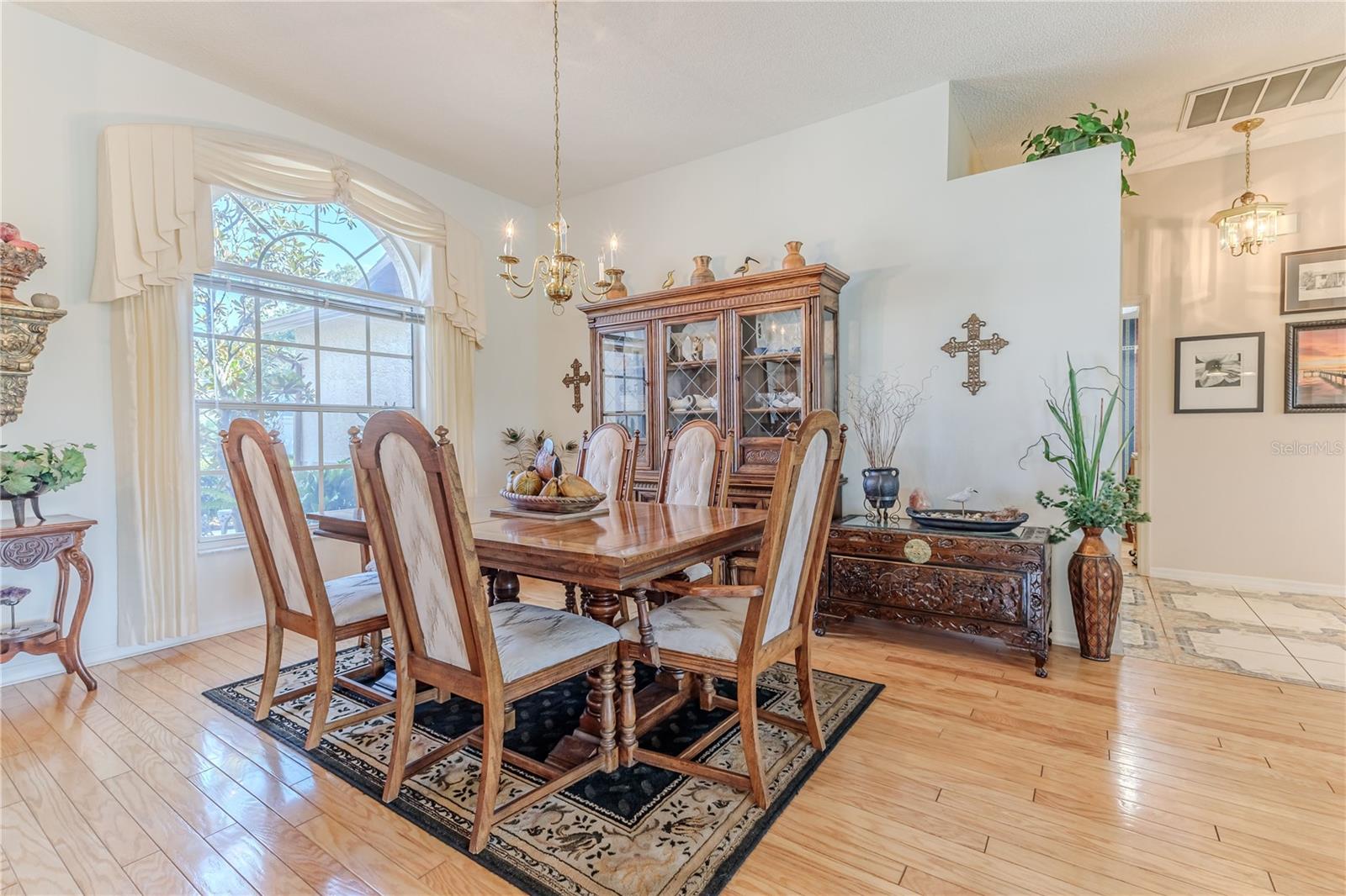 Listing photo id 10 for 8132 Summersong Court