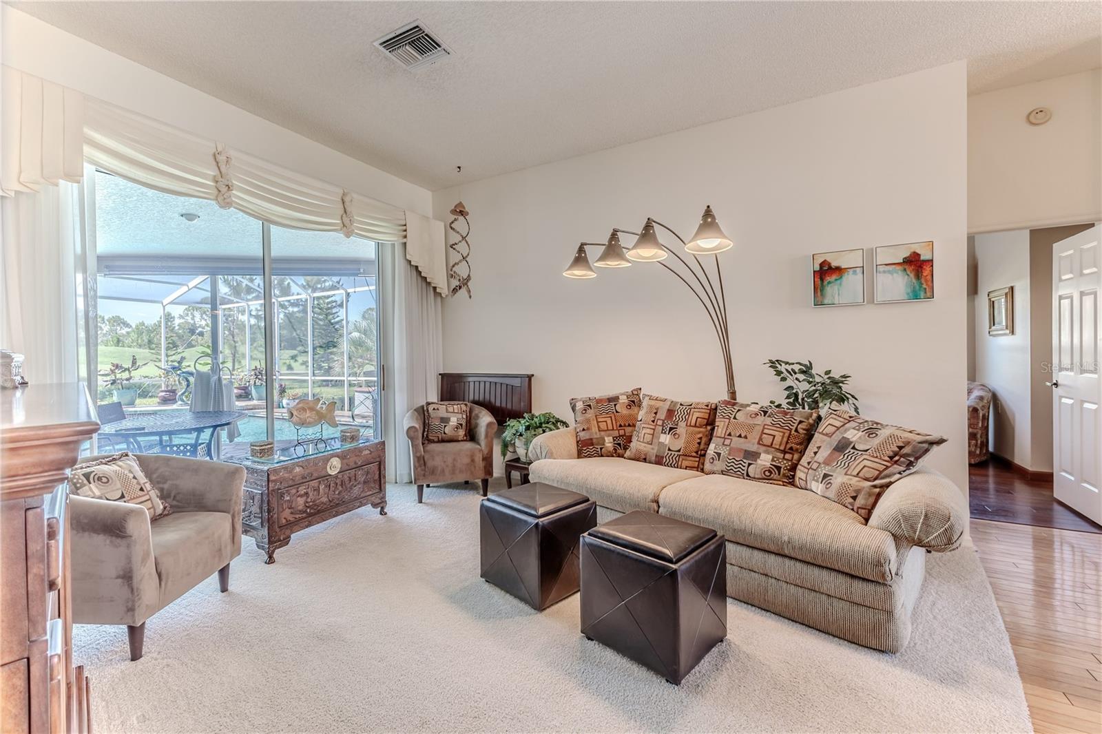 Listing photo id 14 for 8132 Summersong Court