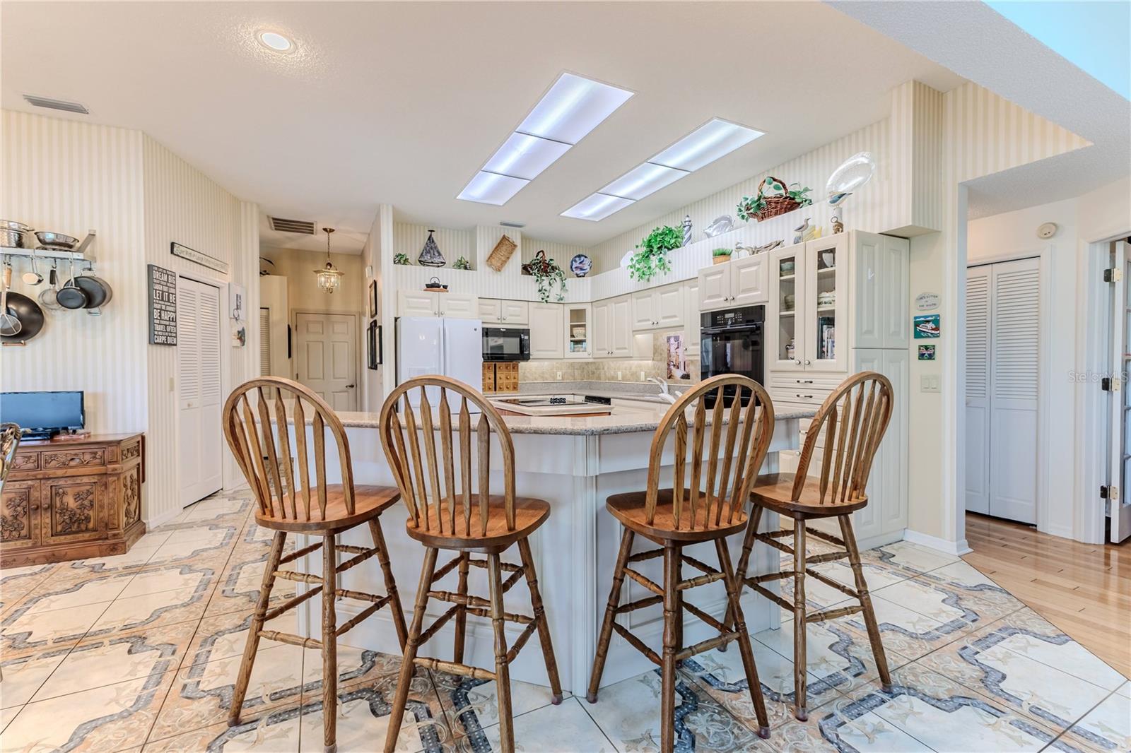 Listing photo id 18 for 8132 Summersong Court