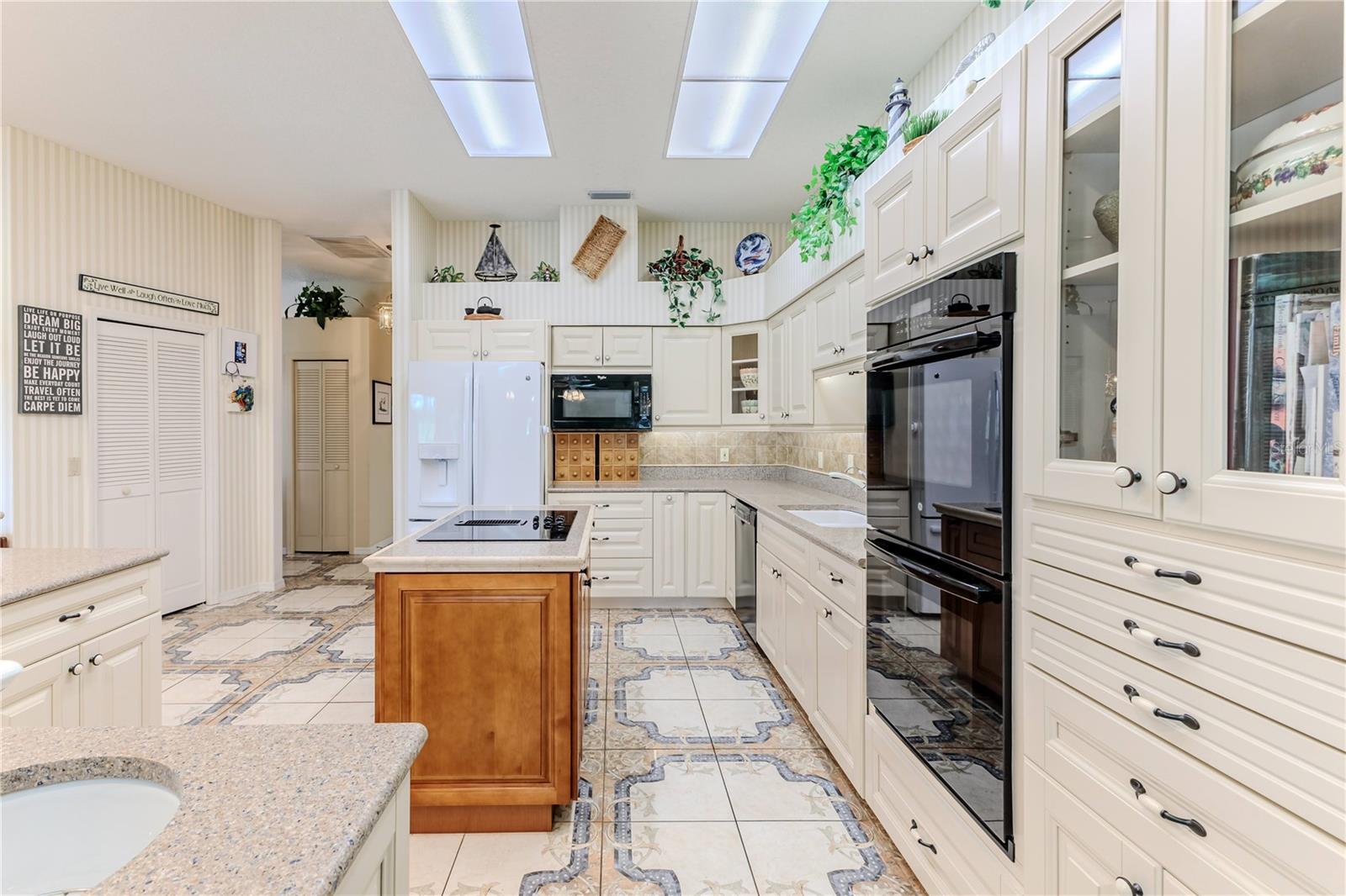 Listing photo id 19 for 8132 Summersong Court