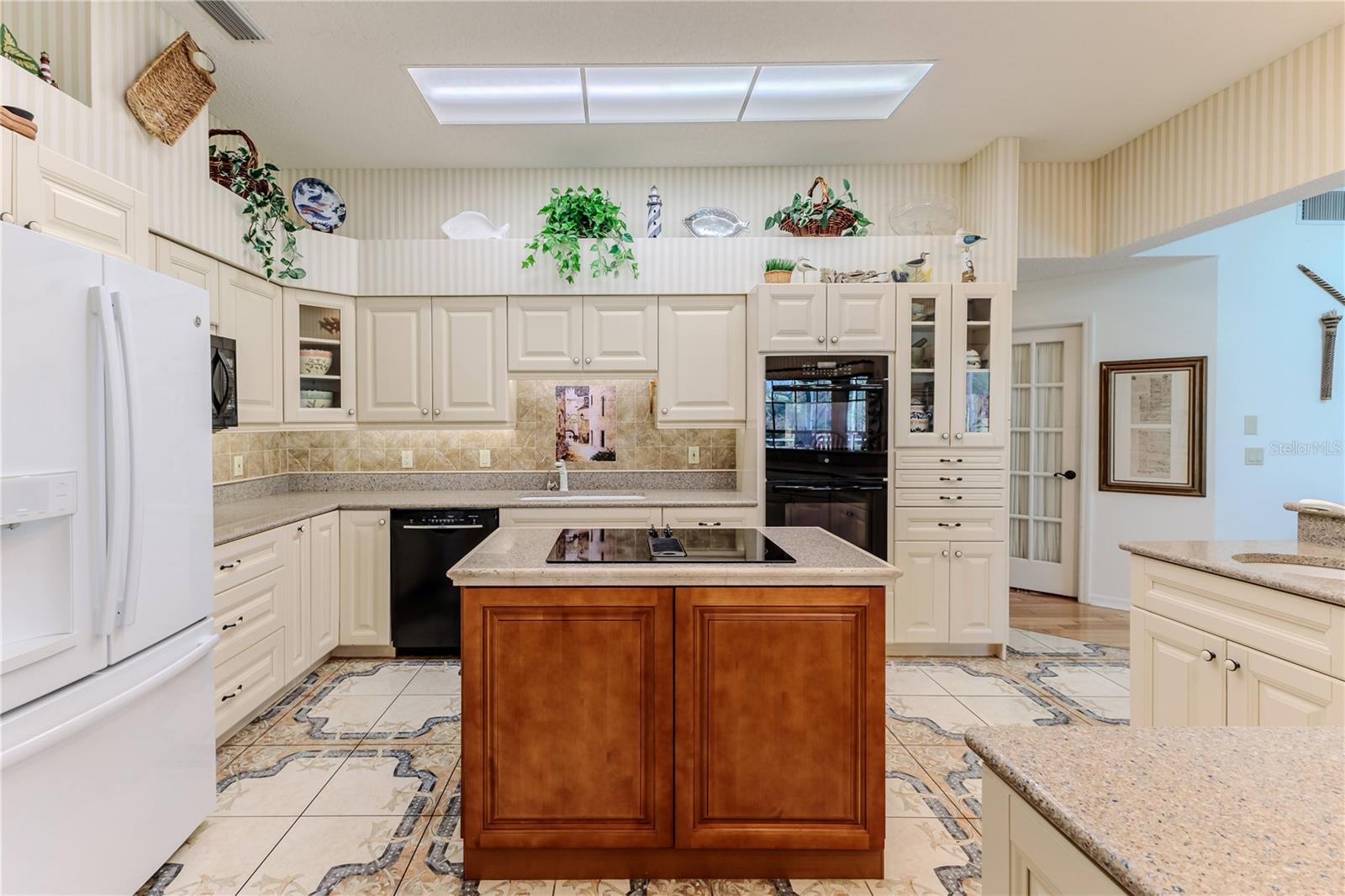 Listing photo id 20 for 8132 Summersong Court