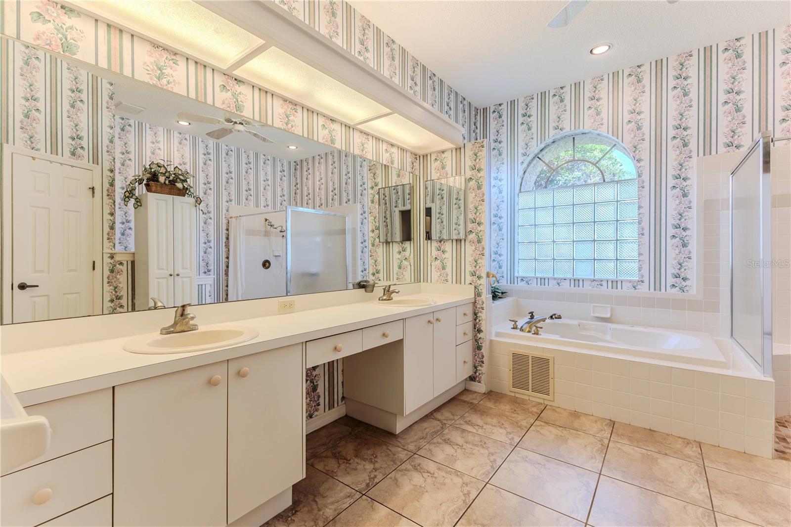 Listing photo id 36 for 8132 Summersong Court