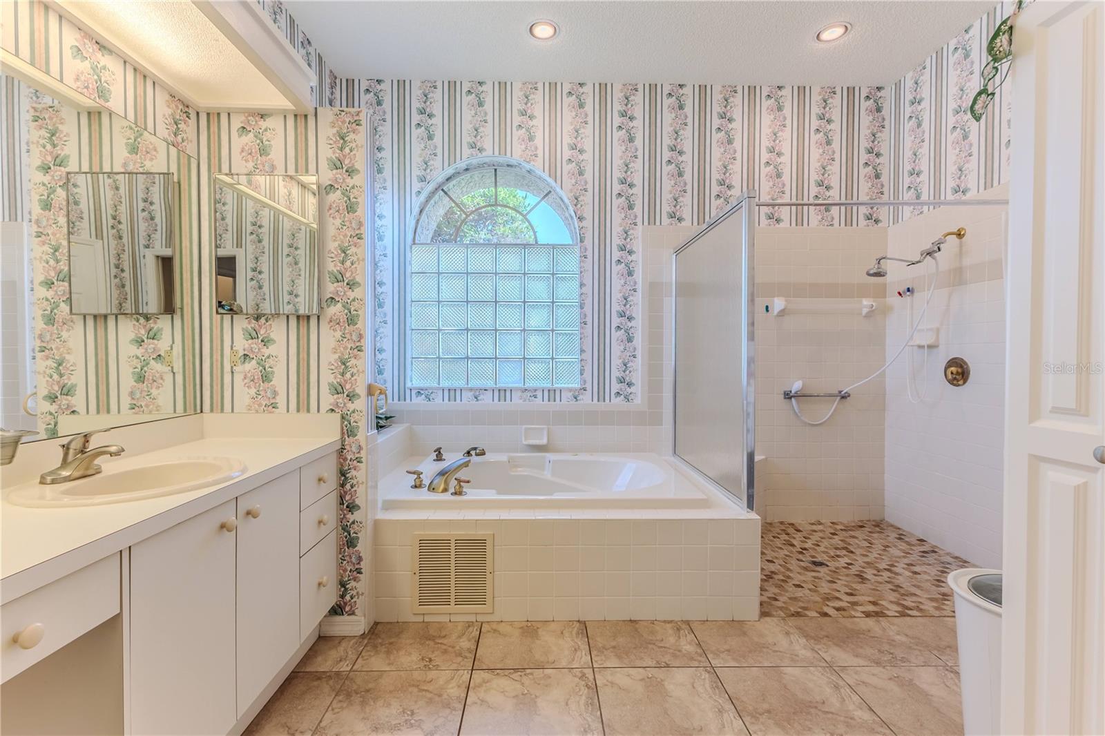 Listing photo id 37 for 8132 Summersong Court