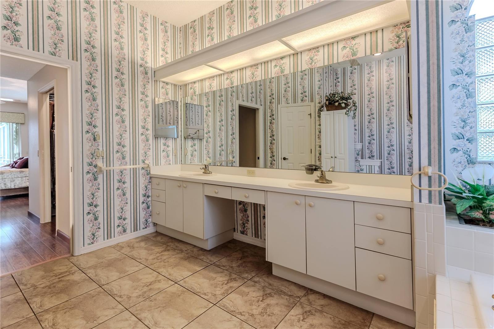 Listing photo id 39 for 8132 Summersong Court