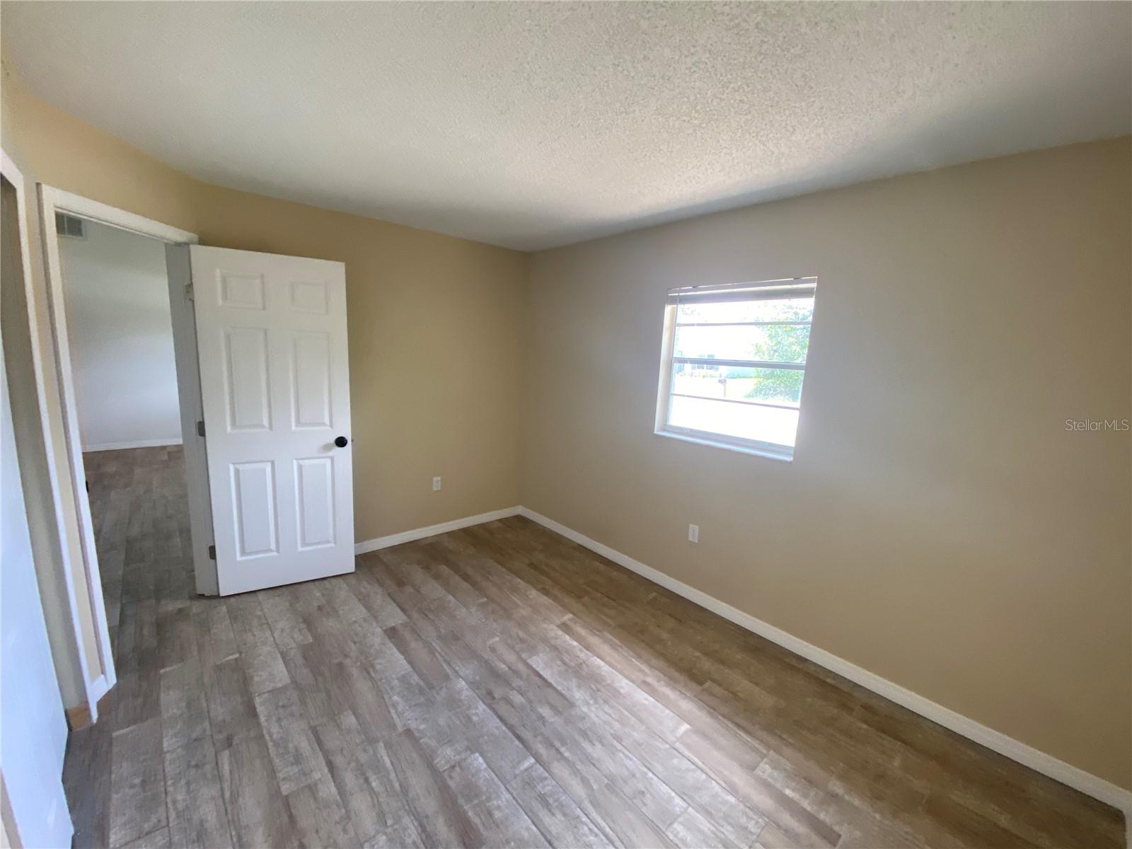 Listing photo id 10 for 11392 Beechdale Avenue
