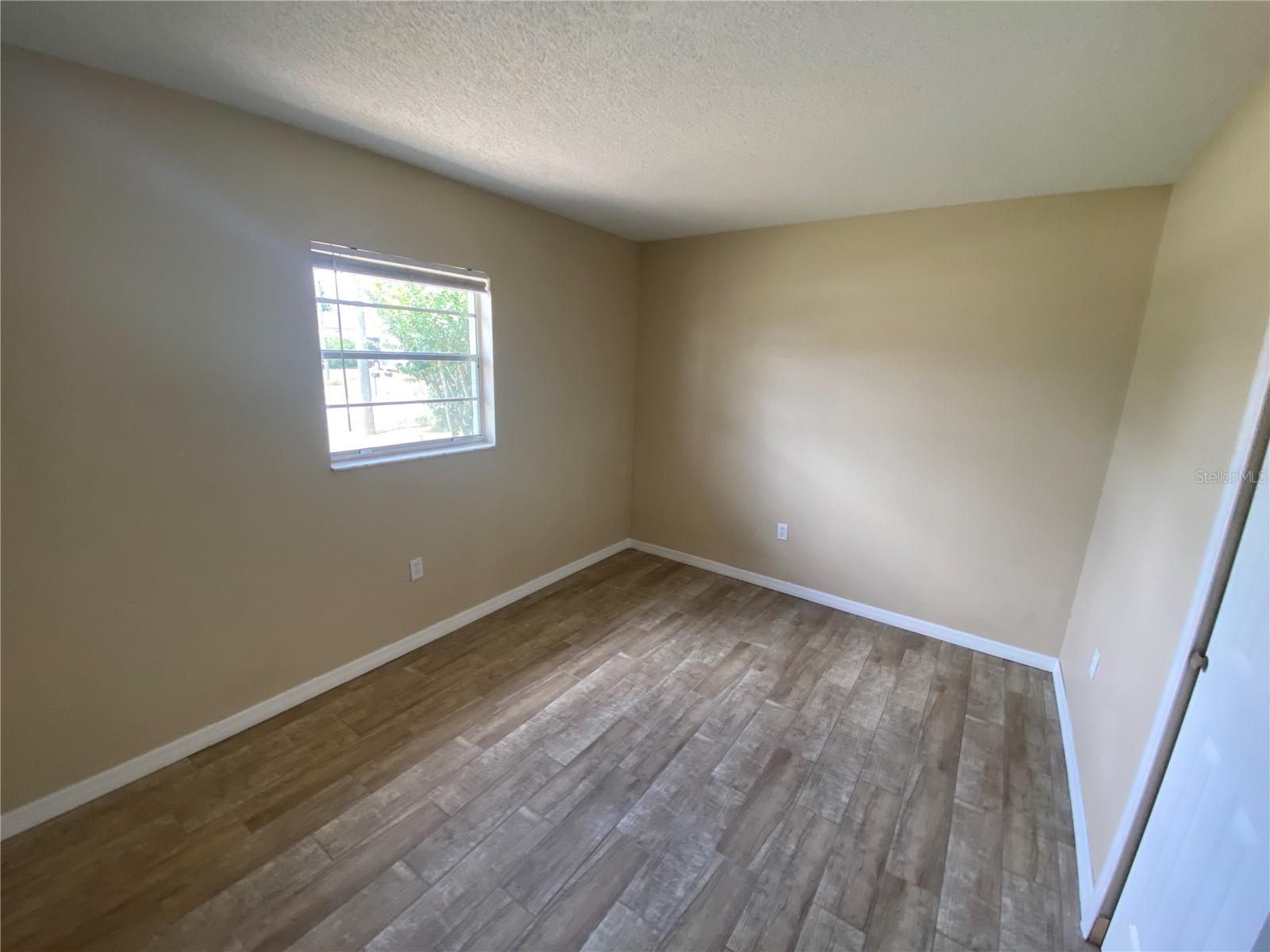 Listing photo id 11 for 11392 Beechdale Avenue