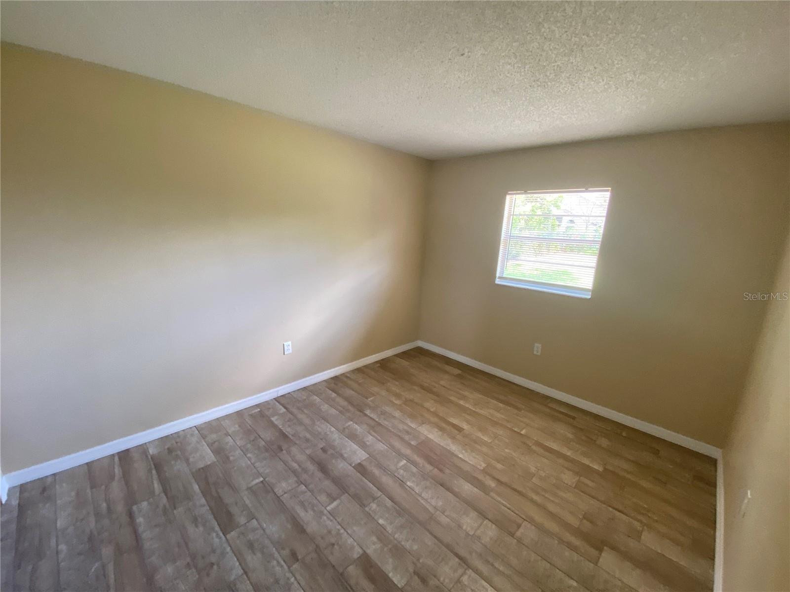 Listing photo id 13 for 11392 Beechdale Avenue