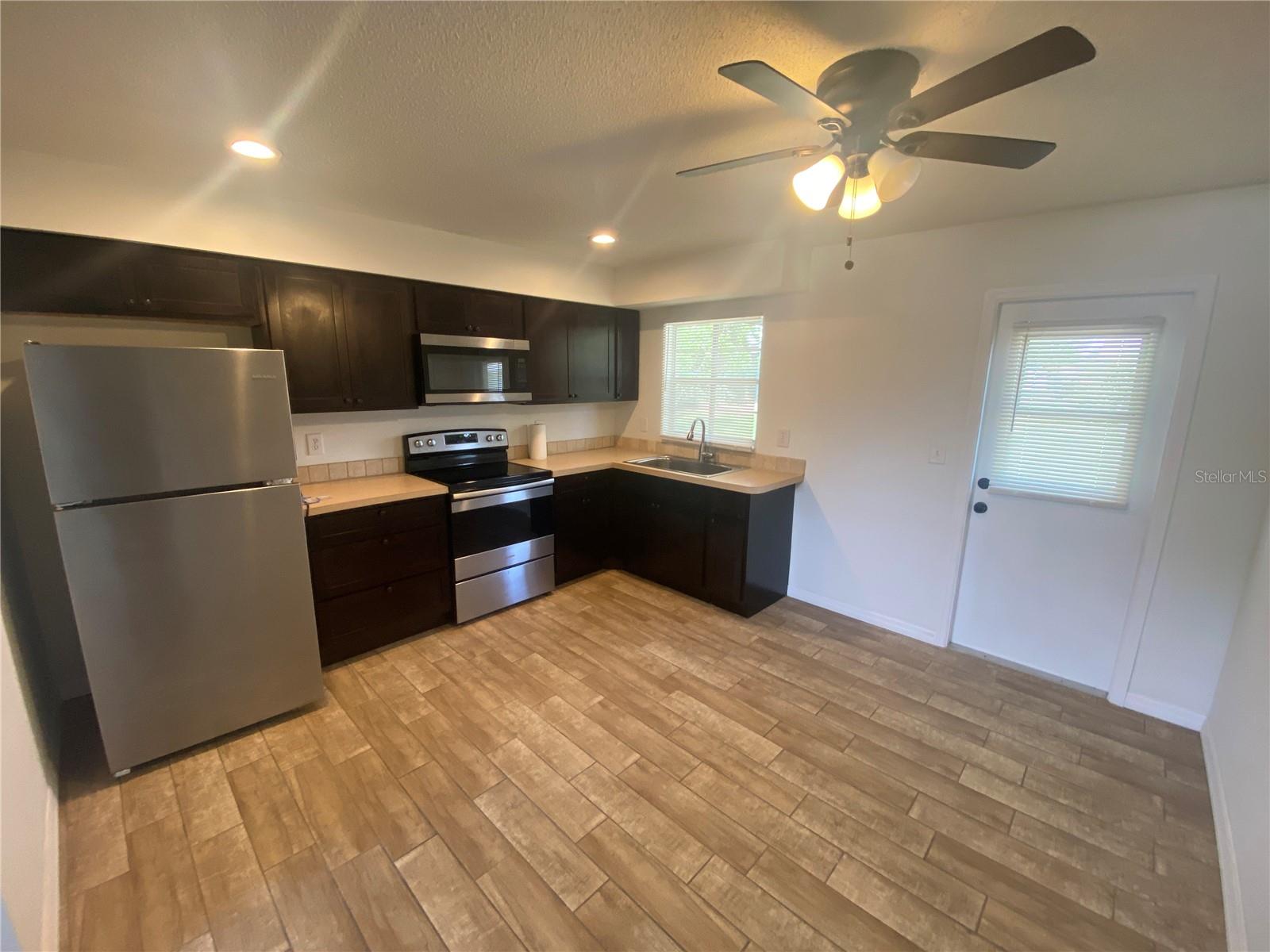 Listing photo id 0 for 11392 Beechdale Avenue