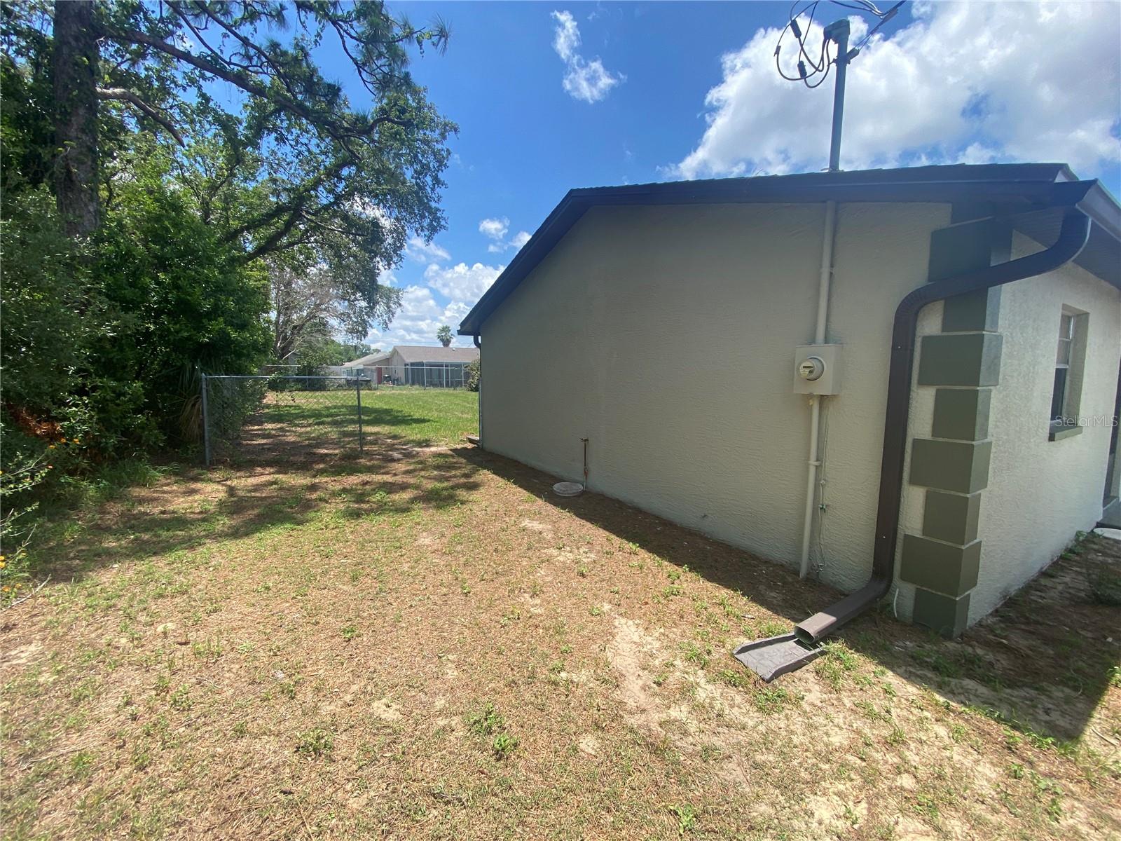 Listing photo id 26 for 11392 Beechdale Avenue