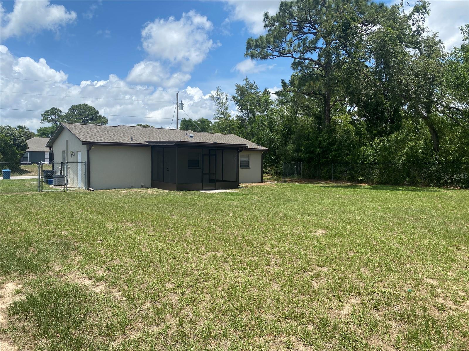 Listing photo id 31 for 11392 Beechdale Avenue