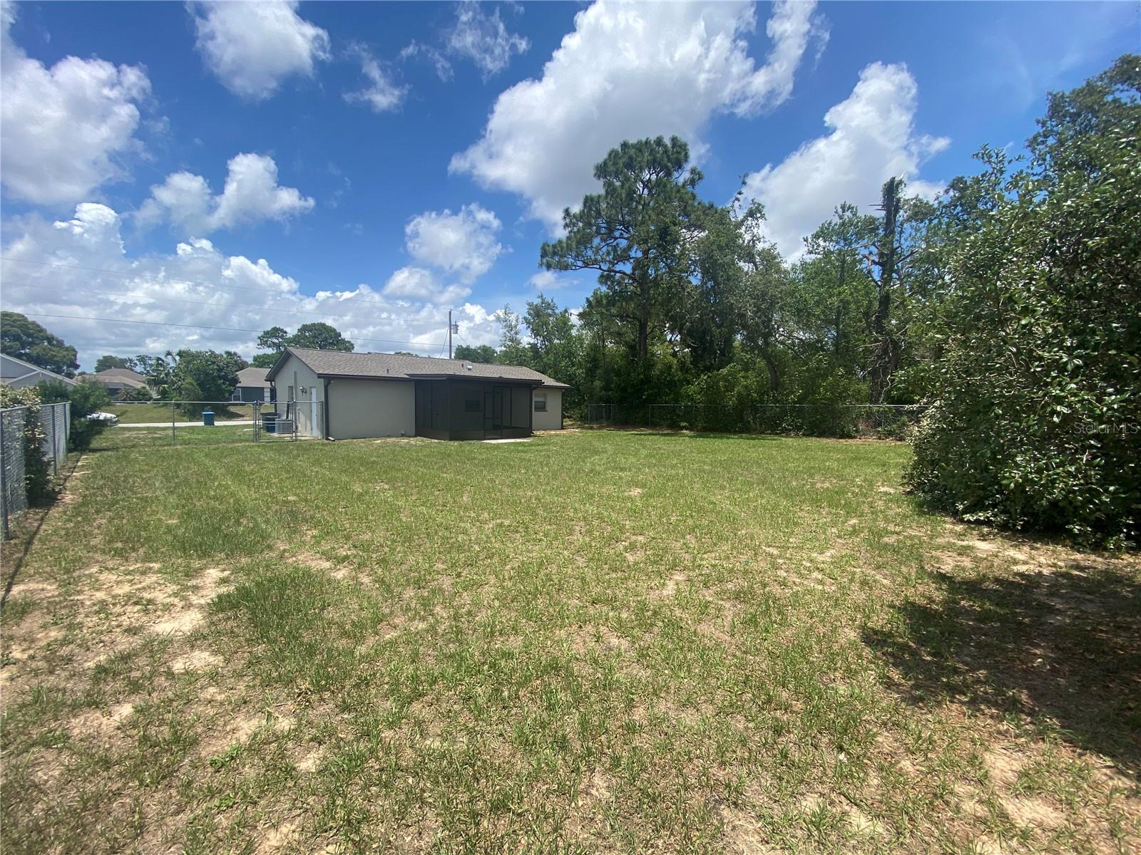 Listing photo id 32 for 11392 Beechdale Avenue