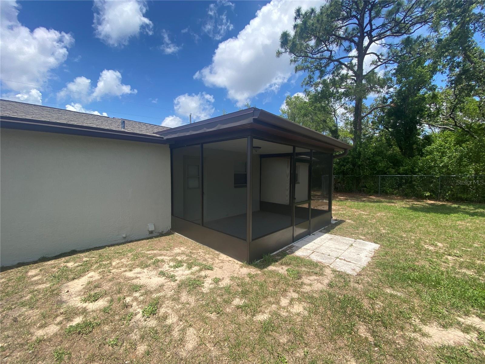Listing photo id 33 for 11392 Beechdale Avenue