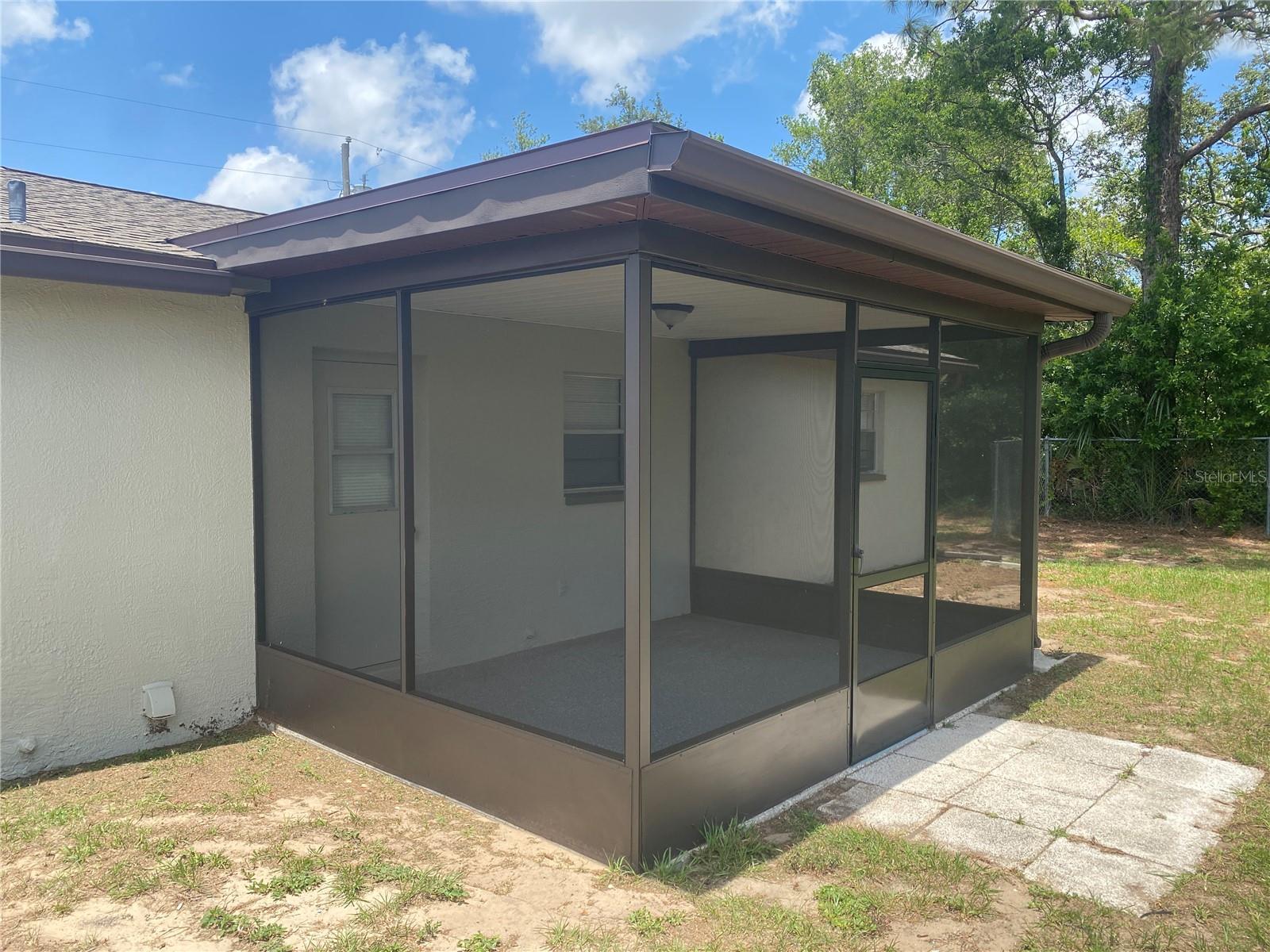 Listing photo id 34 for 11392 Beechdale Avenue