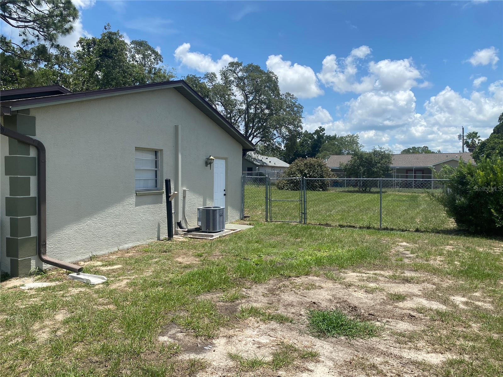Listing photo id 36 for 11392 Beechdale Avenue
