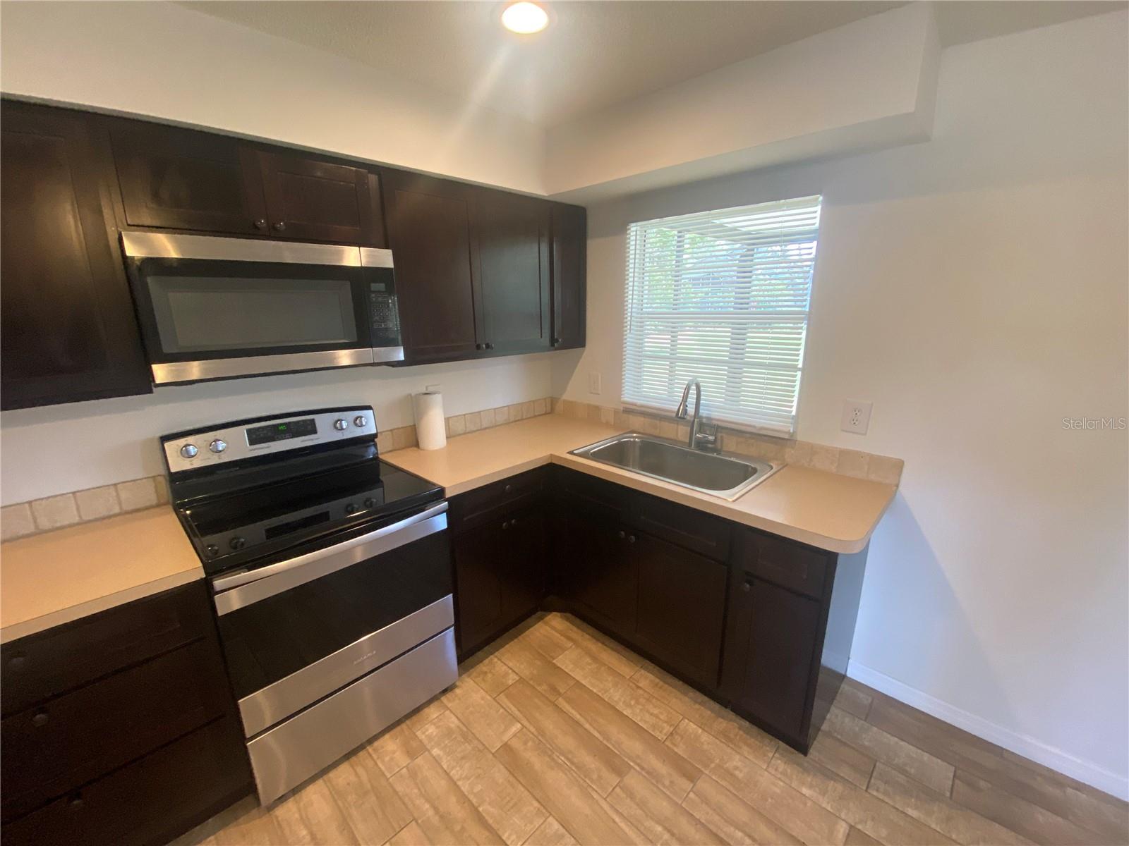 Listing photo id 3 for 11392 Beechdale Avenue