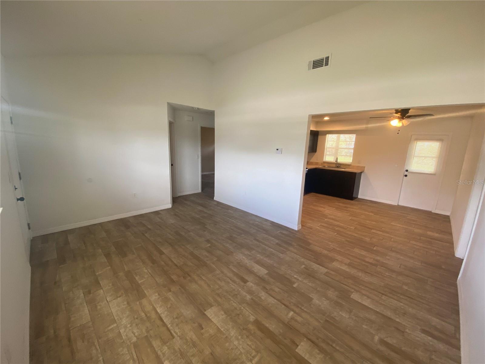 Listing photo id 5 for 11392 Beechdale Avenue