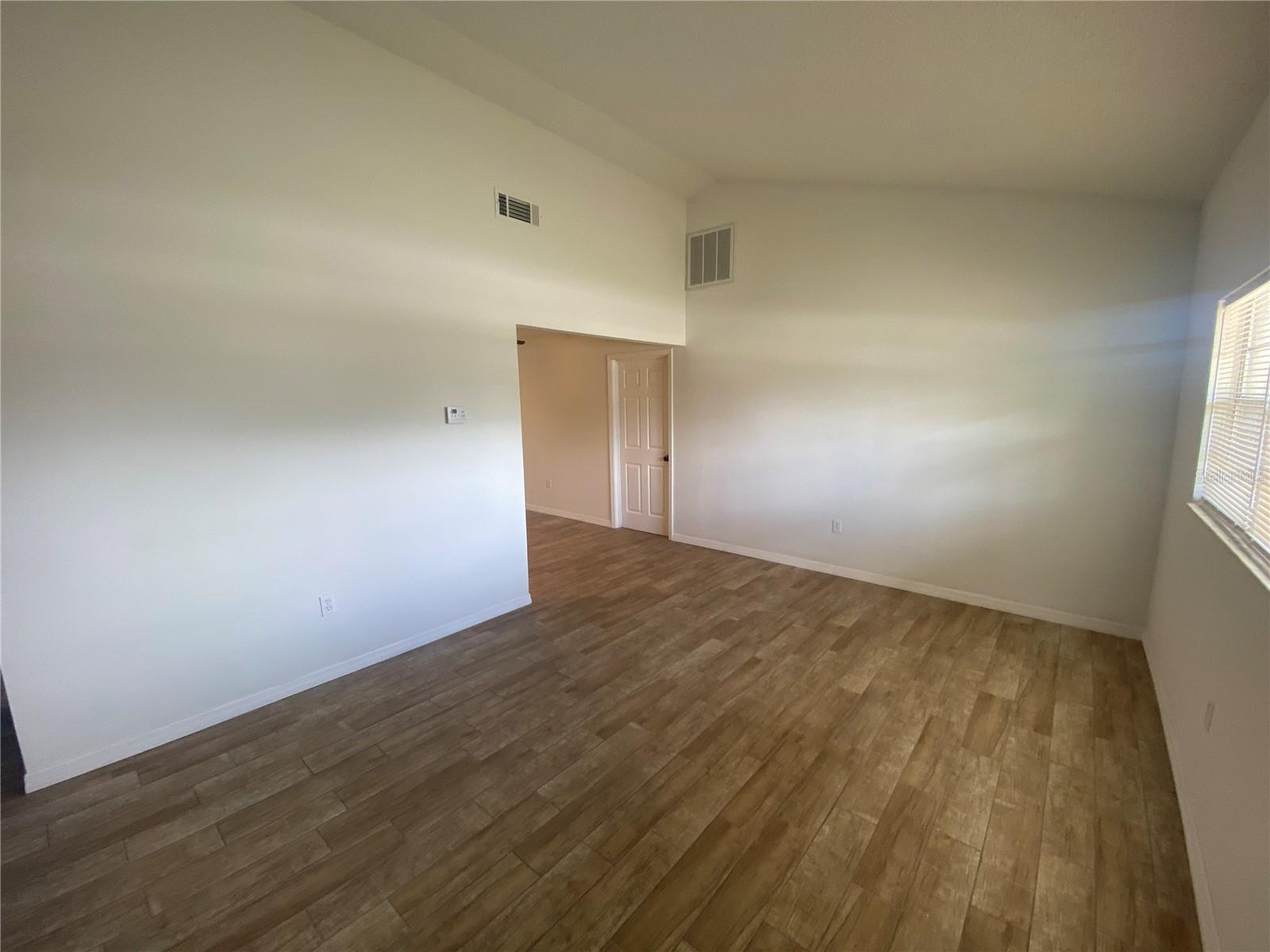 Listing photo id 6 for 11392 Beechdale Avenue