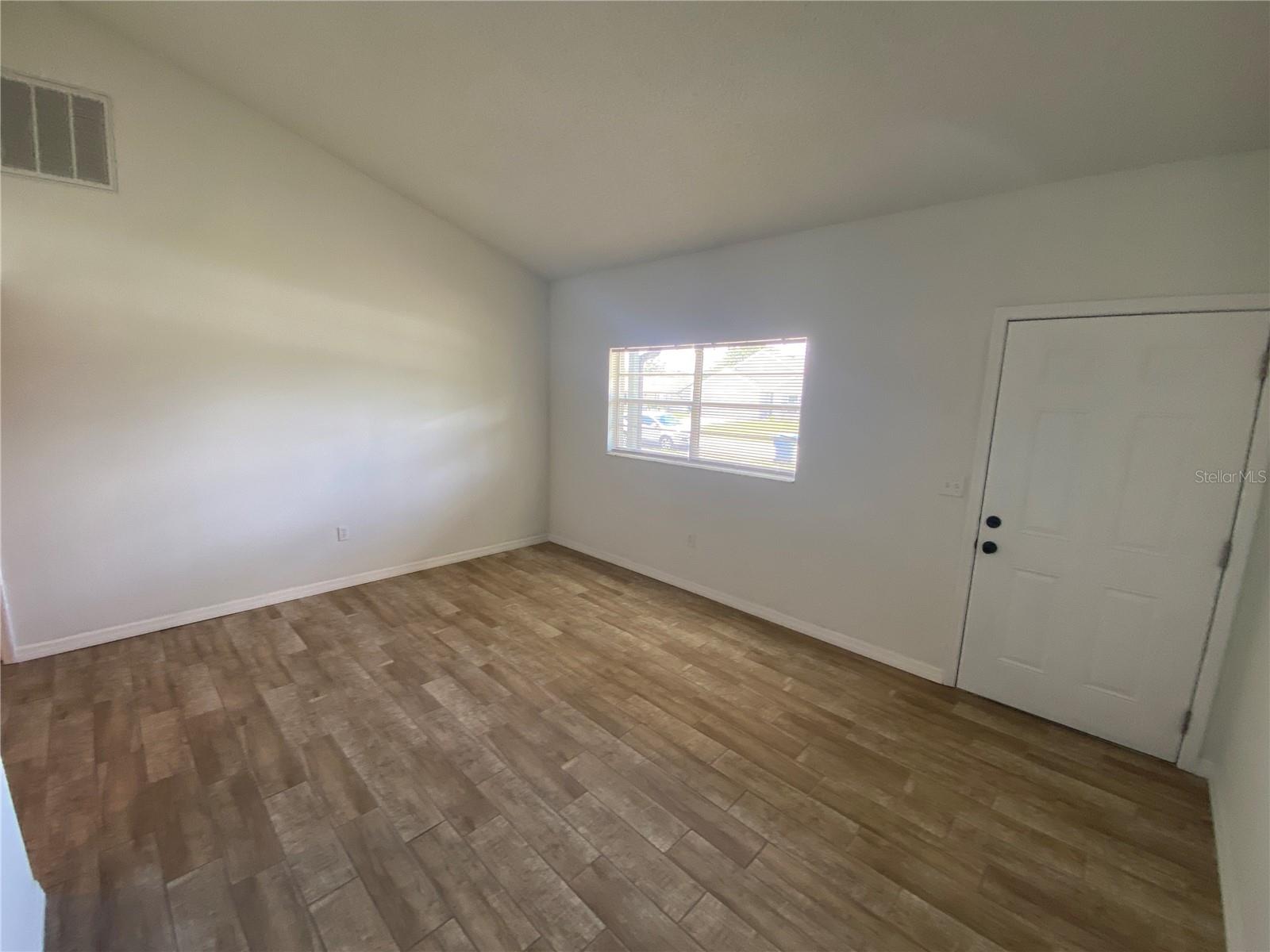 Listing photo id 7 for 11392 Beechdale Avenue