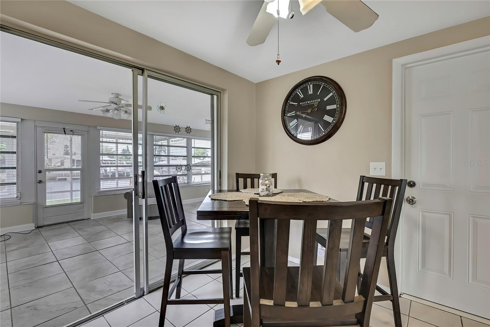 Listing photo id 12 for 12637 2nd Isle