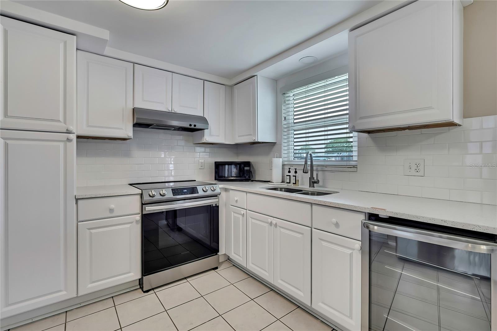 Listing photo id 14 for 12637 2nd Isle