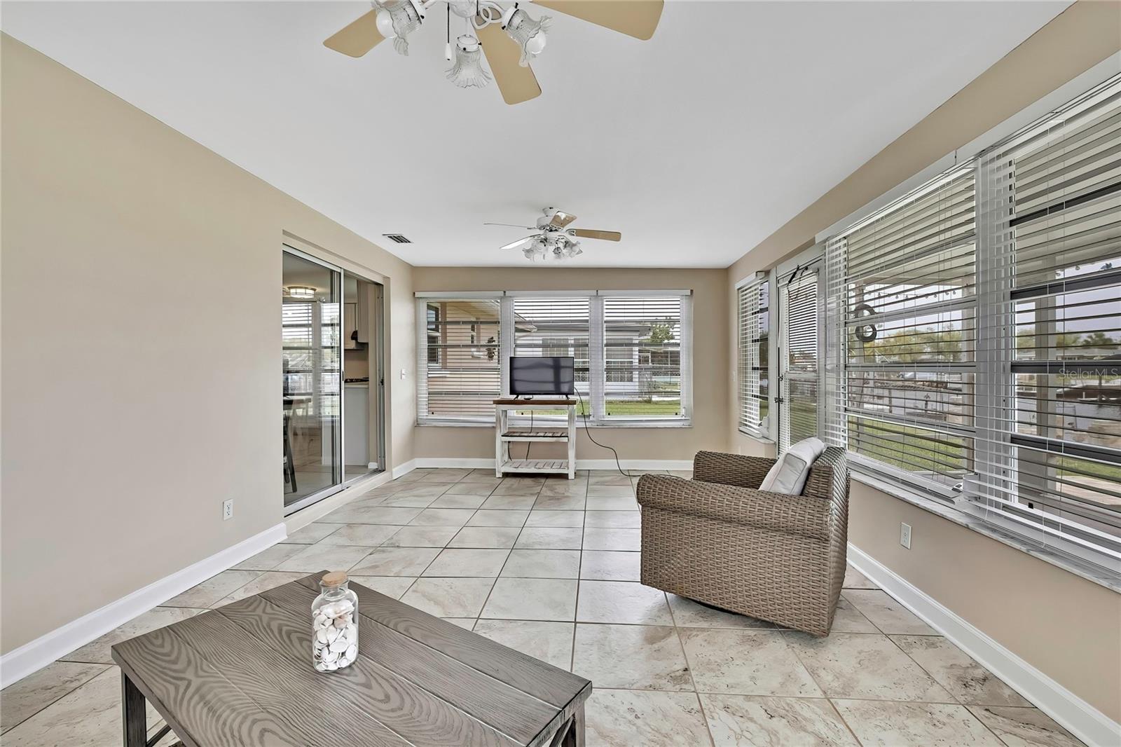 Listing photo id 23 for 12637 2nd Isle