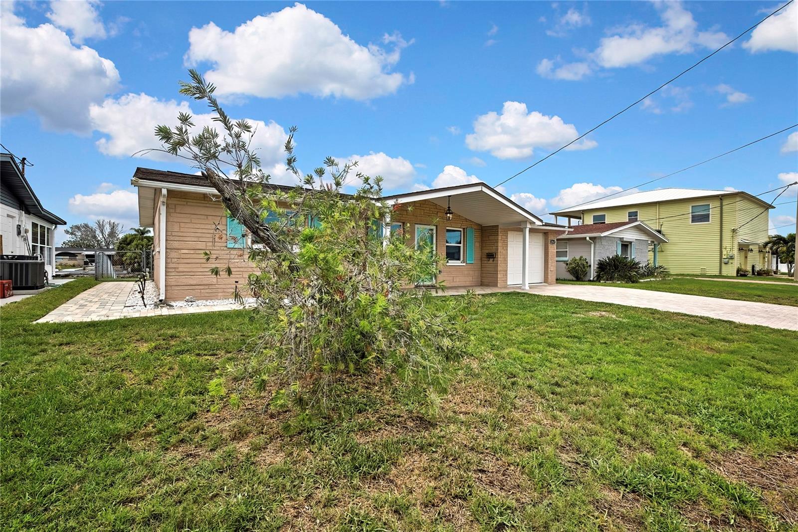 Listing photo id 2 for 12637 2nd Isle