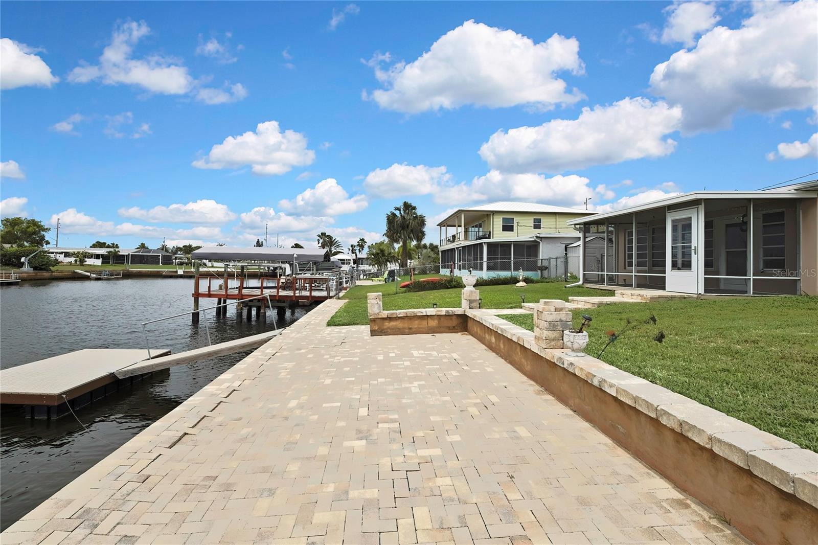 Listing photo id 40 for 12637 2nd Isle