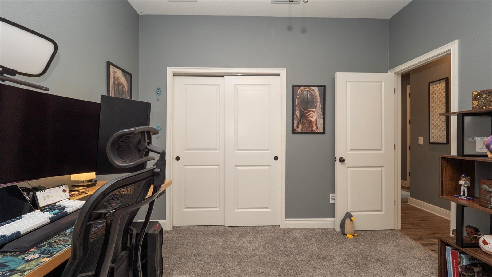 Listing photo id 9 for 905 Old Windsor Way
