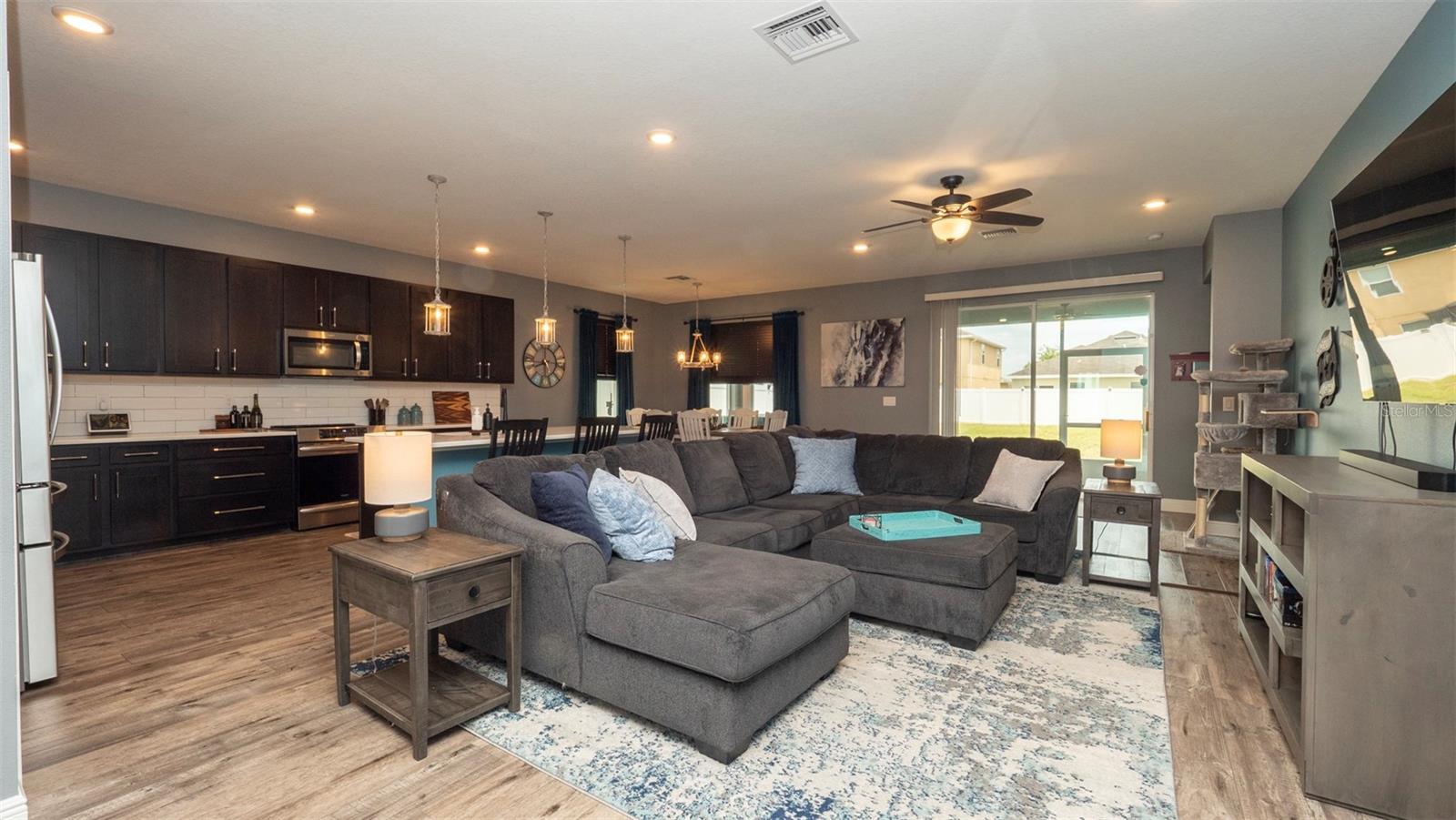 Listing photo id 13 for 905 Old Windsor Way
