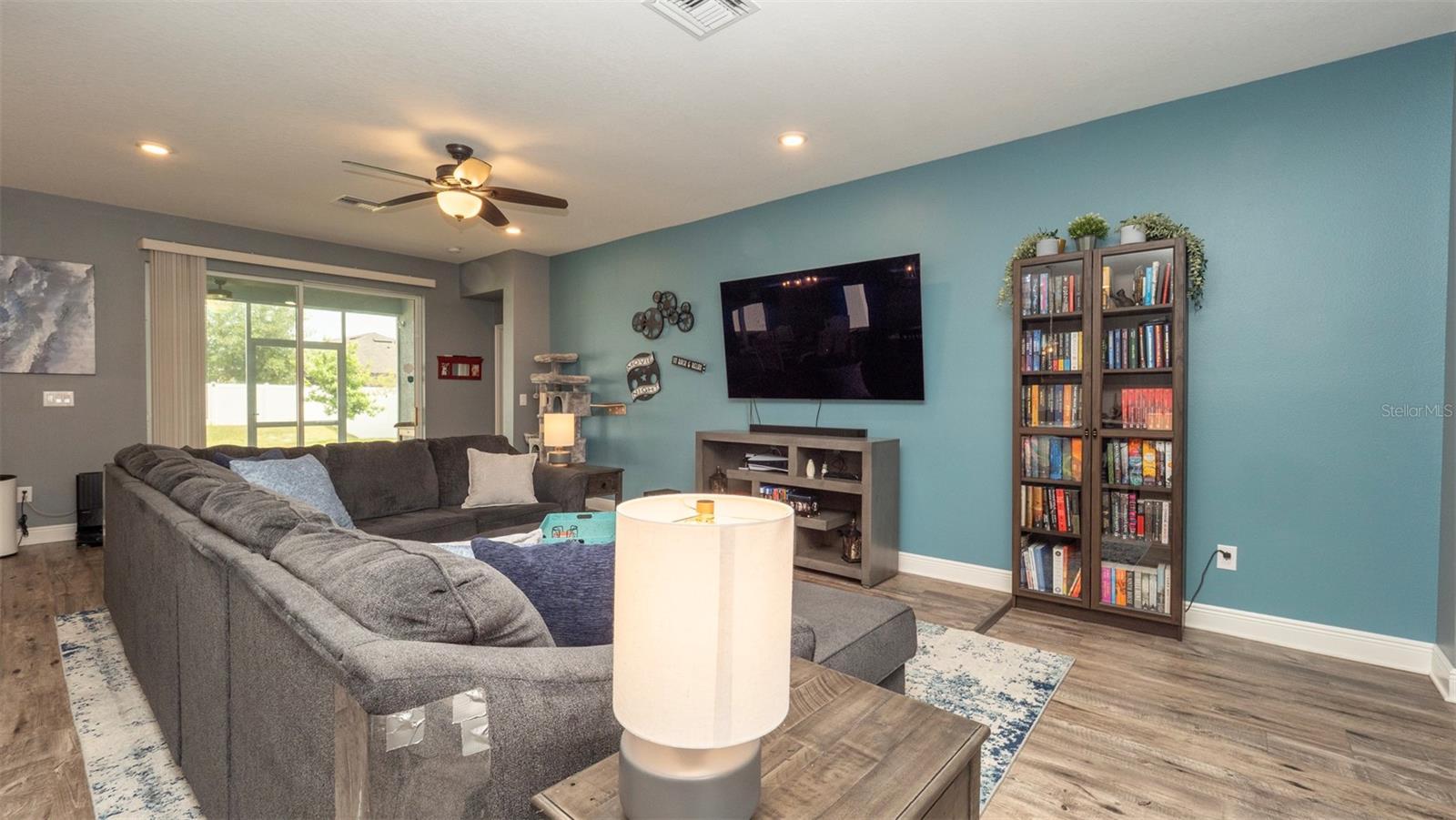 Listing photo id 14 for 905 Old Windsor Way