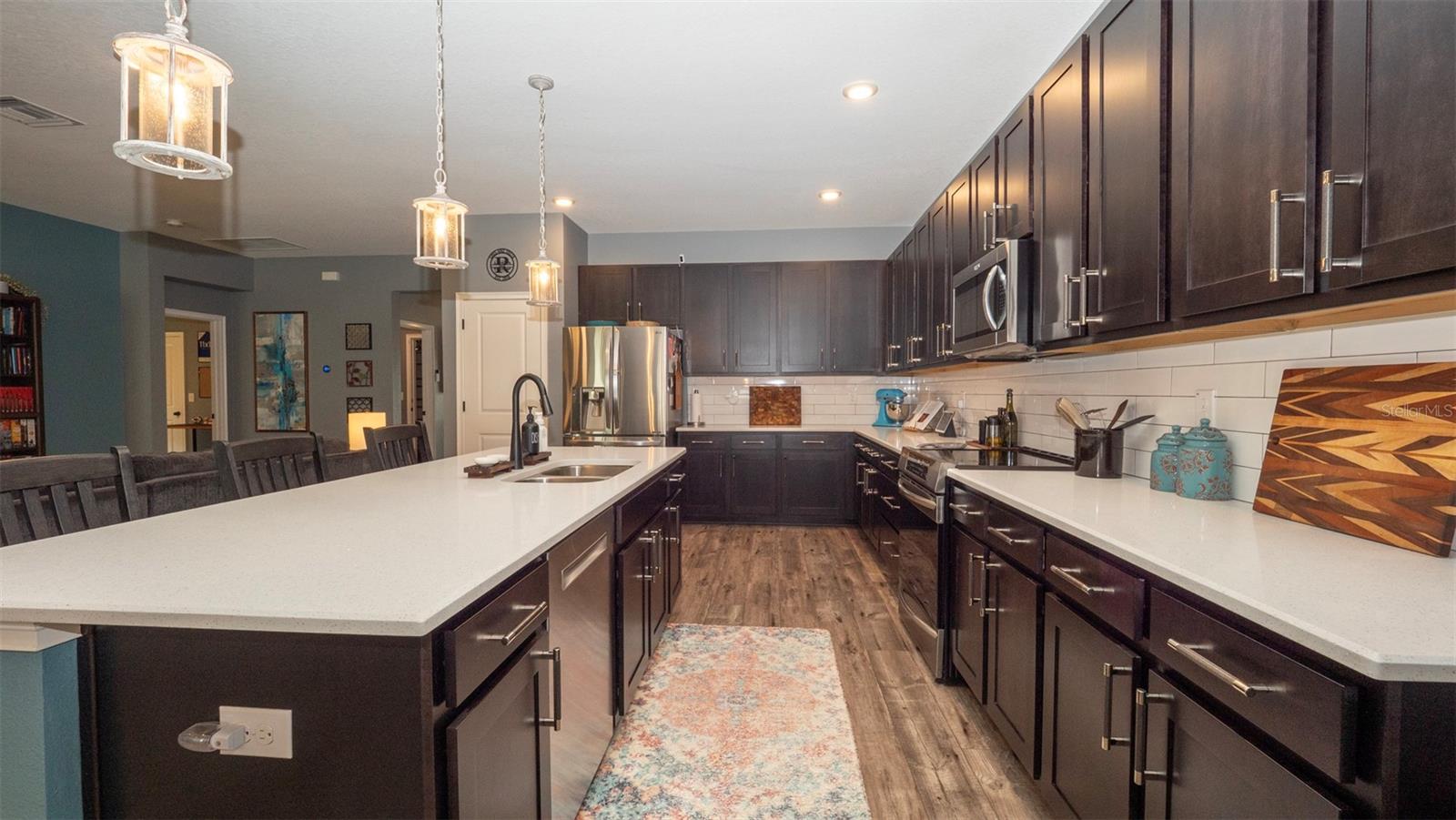 Listing photo id 15 for 905 Old Windsor Way