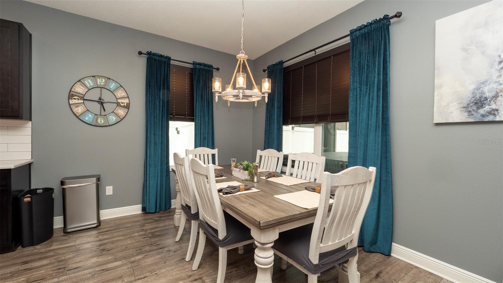 Listing photo id 17 for 905 Old Windsor Way