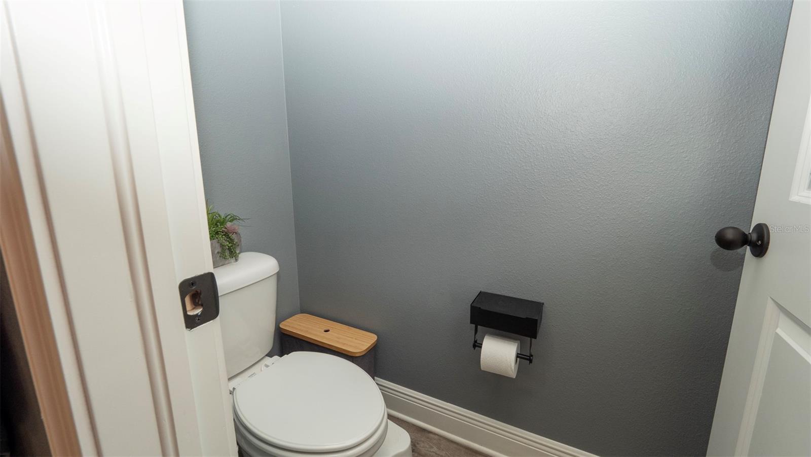 Listing photo id 26 for 905 Old Windsor Way