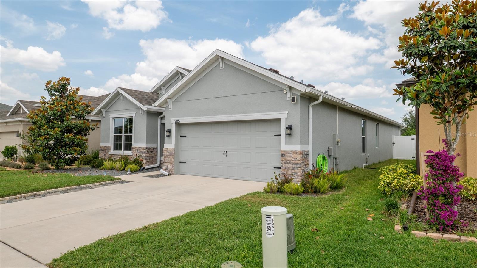 Listing photo id 27 for 905 Old Windsor Way