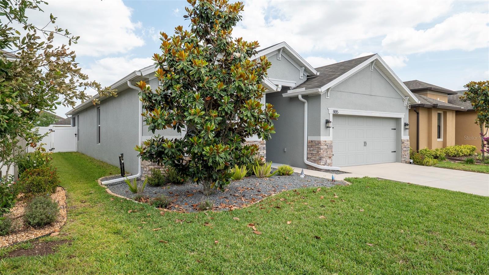 Listing photo id 28 for 905 Old Windsor Way