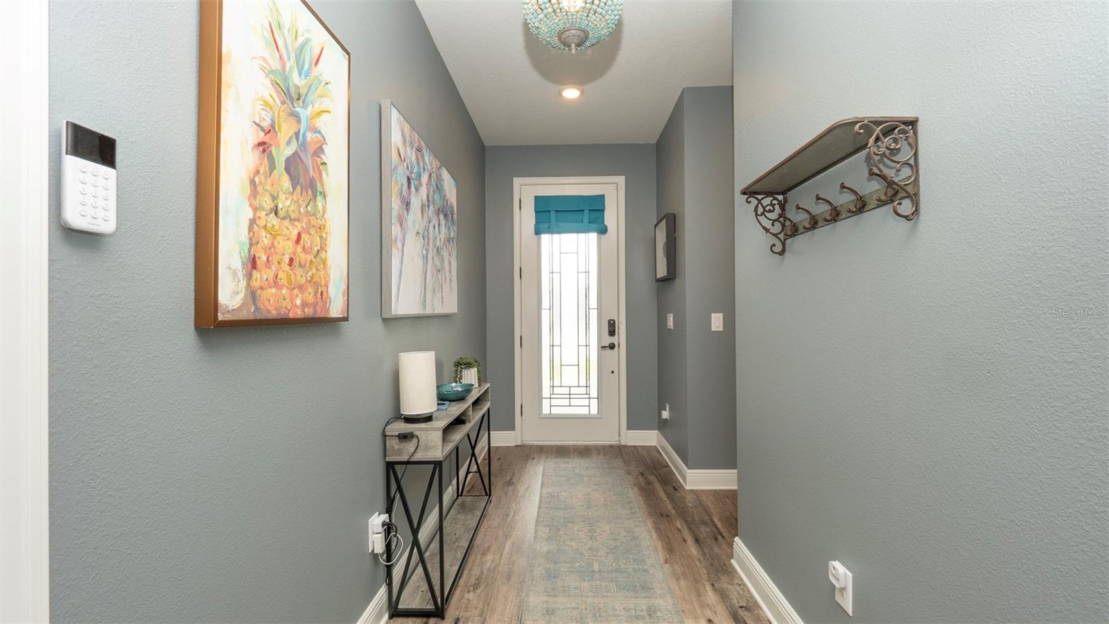 Listing photo id 2 for 905 Old Windsor Way