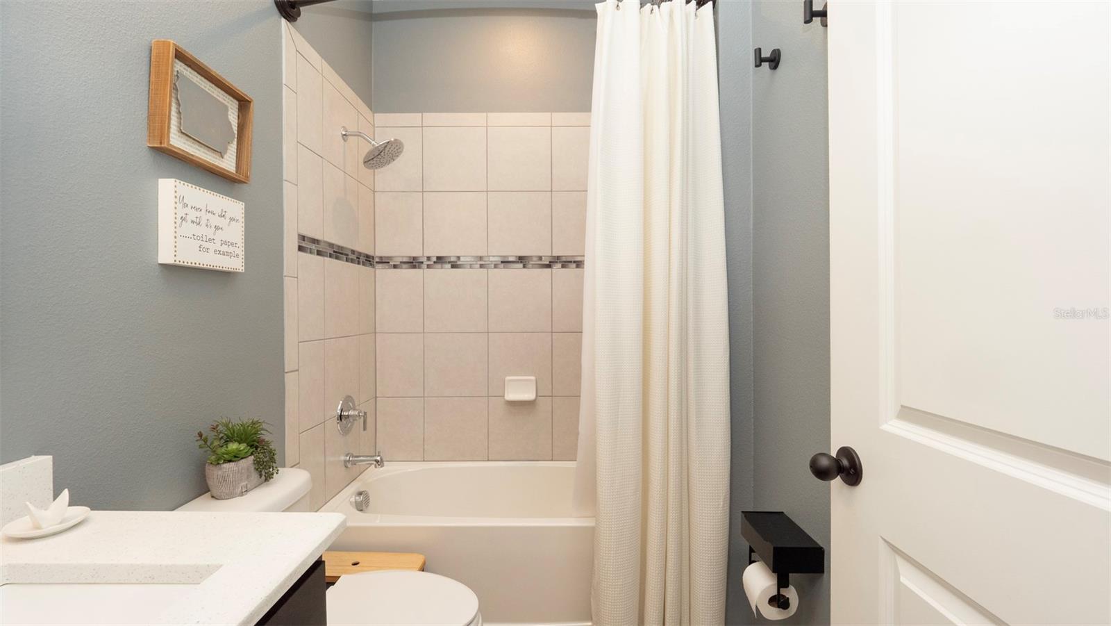 Listing photo id 7 for 905 Old Windsor Way