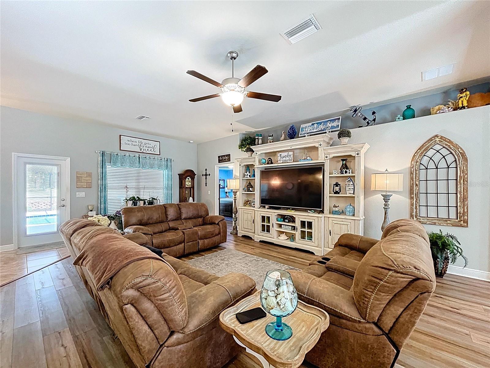 Listing photo id 11 for 9152 Bunting Road