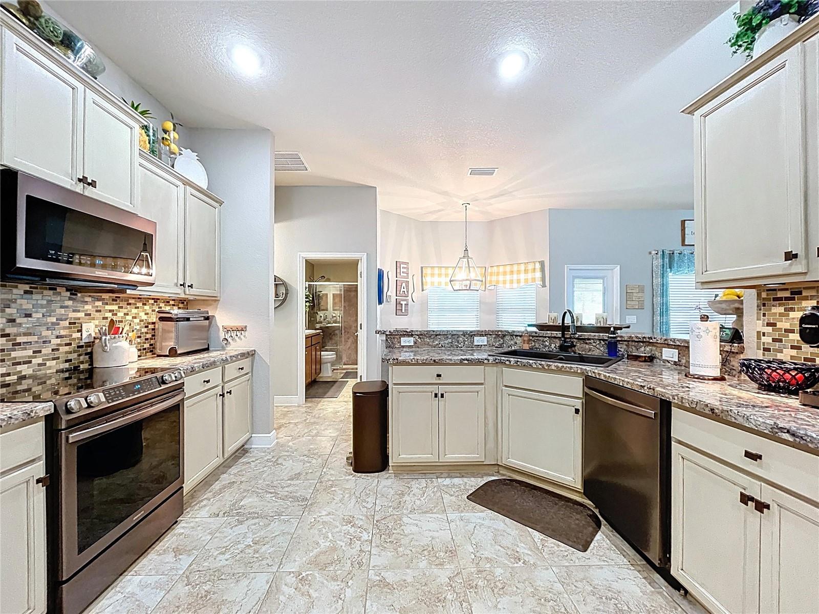 Listing photo id 3 for 9152 Bunting Road