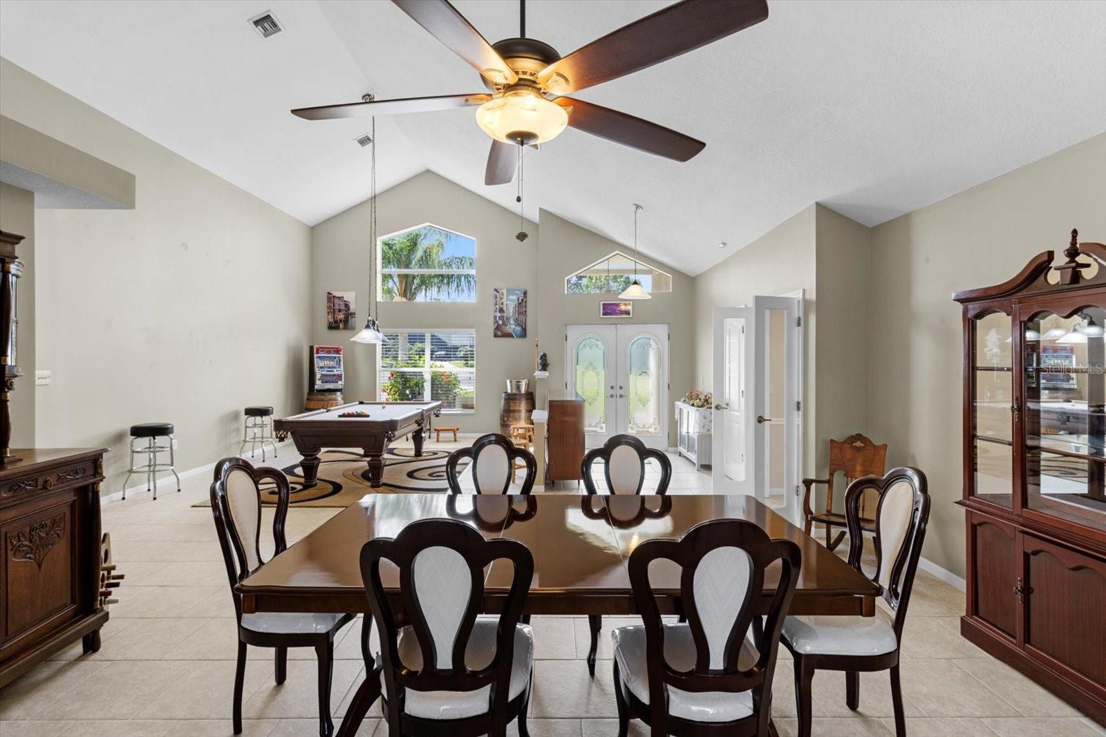 Listing photo id 8 for 487 Waterloo Court