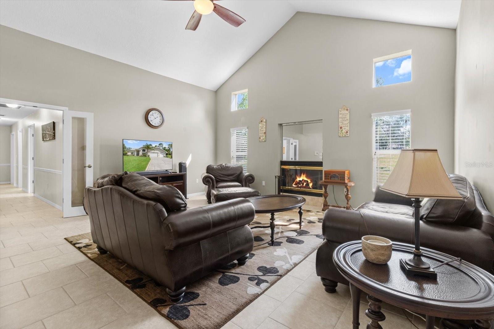 Listing photo id 9 for 487 Waterloo Court