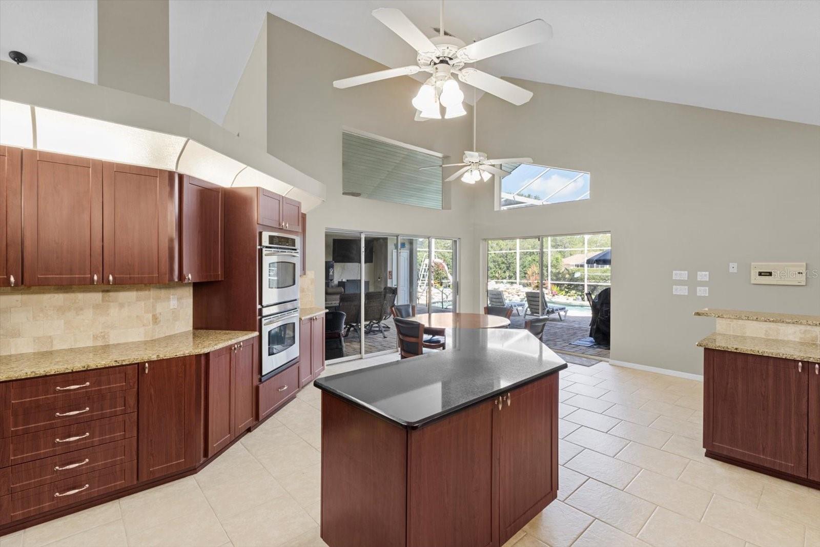 Listing photo id 12 for 487 Waterloo Court