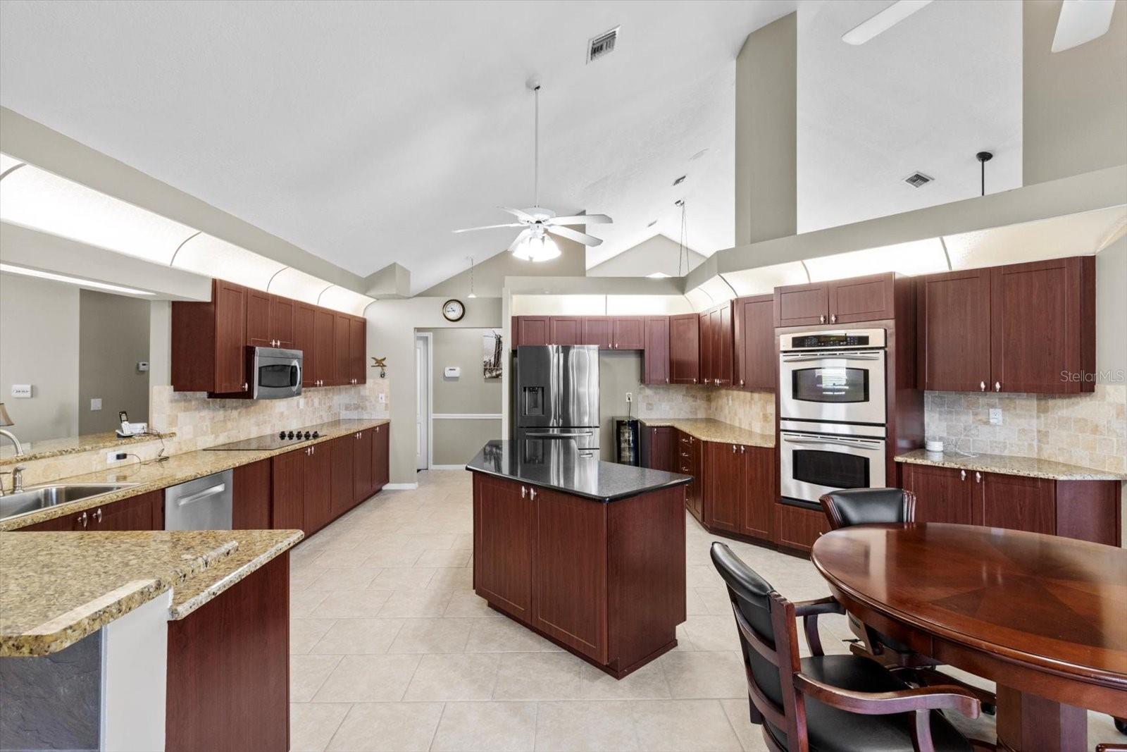 Listing photo id 13 for 487 Waterloo Court