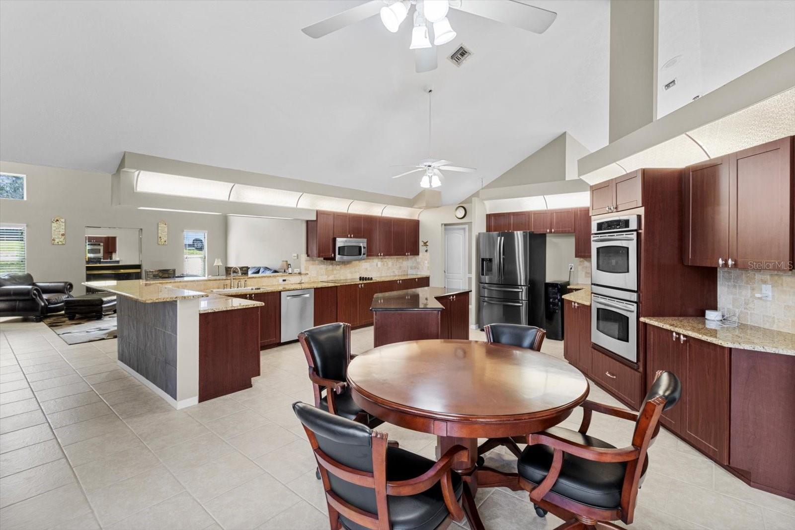 Listing photo id 16 for 487 Waterloo Court