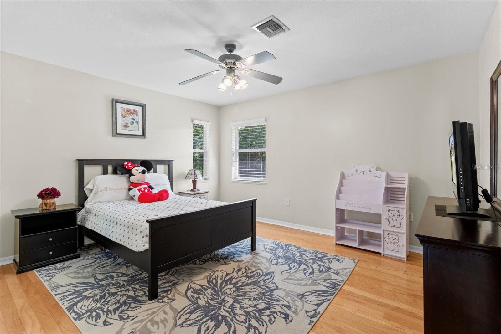 Listing photo id 17 for 487 Waterloo Court