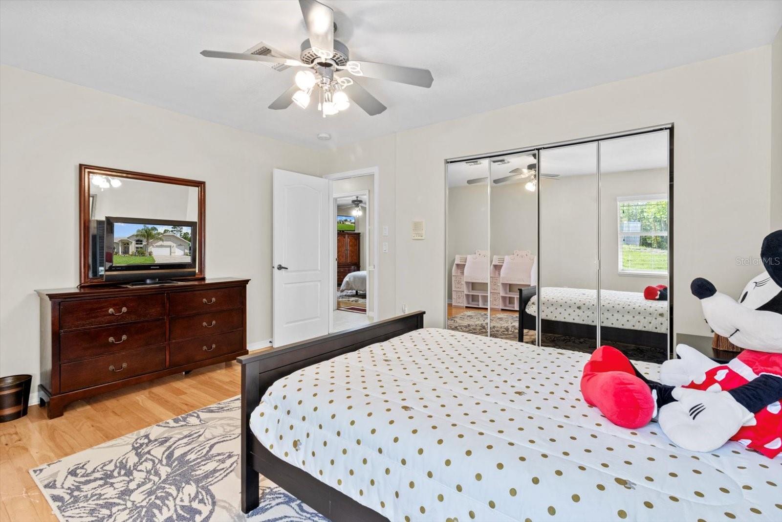 Listing photo id 18 for 487 Waterloo Court